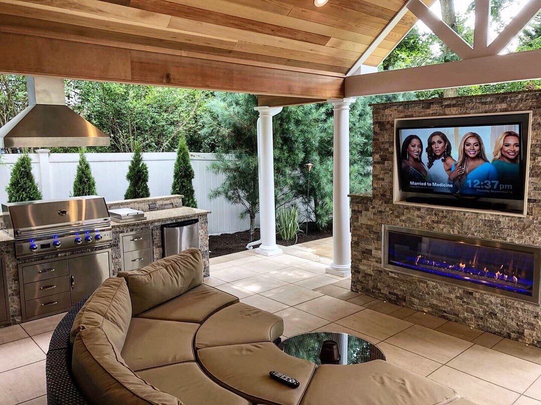 Outdoor Kitchen & Fireplace Lounge
