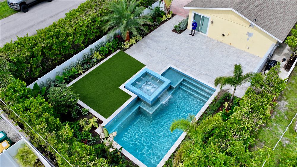 Pool, Spa & Turf Garden, photo 3
