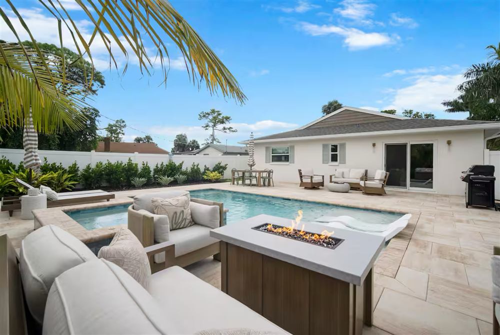 Poolside Retreat, photo 3